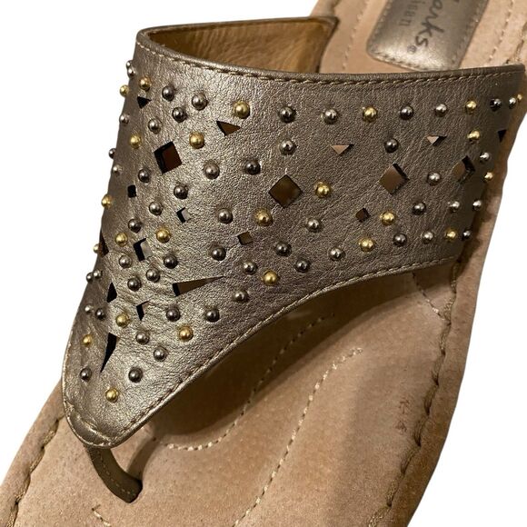Clarks Artisan Thong Sandals Women 9.5 Gold Leather Studded Embellished Boho - Picture 8 of 10